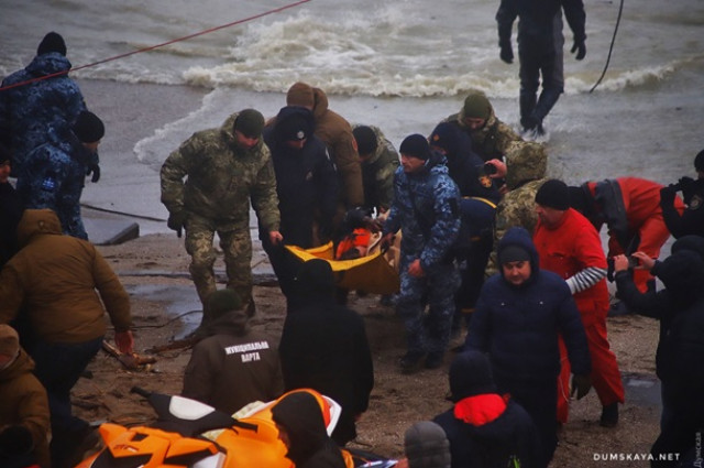 С перевернувшегося танкера в Одессе спасли экипаж