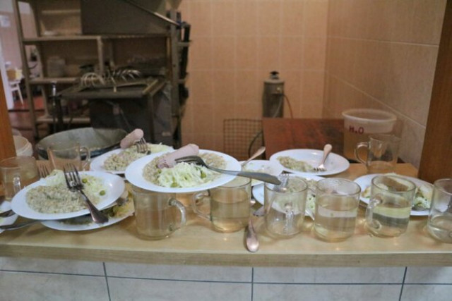 Киевских учеников кормят просрочкой и гнилью: в зоне риска 8 школ (ФОТО)