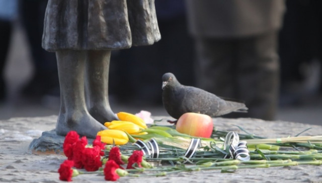 Зеленский с супругой почтили память жертв Голодомора 1932-1933 гг. (ФОТО)