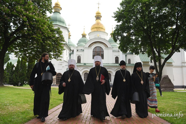 Украинским священникам запретили участвовать в выборах в Раду