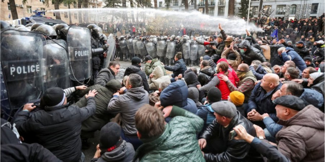Протесты в Грузии: полиция разгоняла митингующих водометом