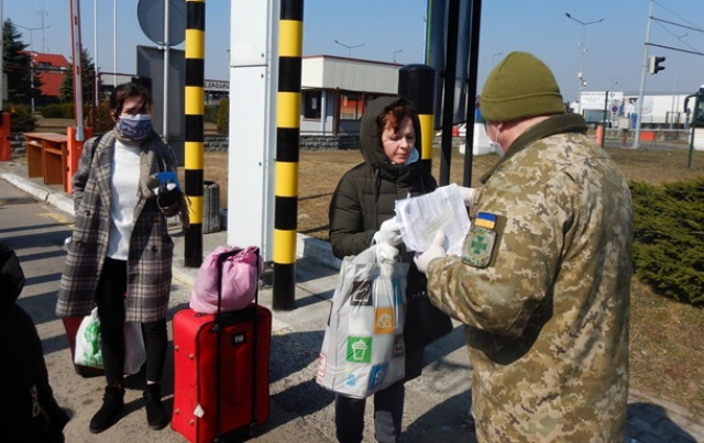 Тысячи украинцев пешком возвращаются из Польши