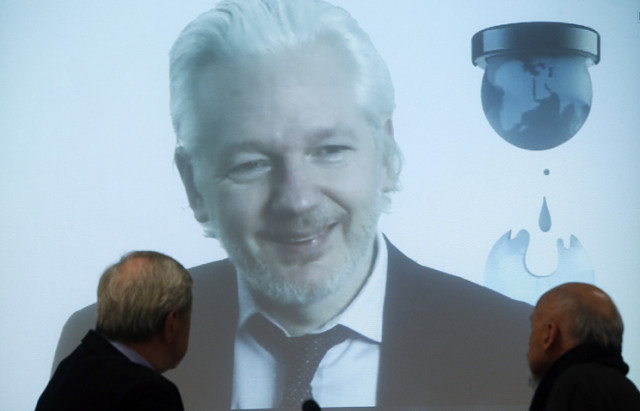 Ассанж: WikiLeaks никогда не расскажет, кто предоставил скандальные письма демократов США

