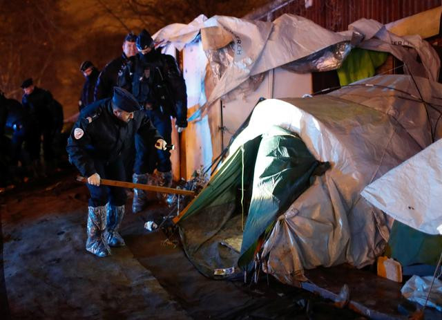 Police clear out migrants from northern Paris site