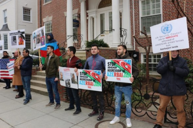 Акция протеста азербайджанцев перед посольством Армении в США 