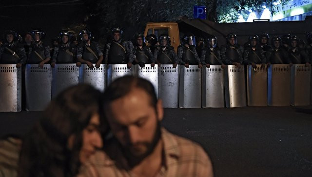 В Ереване вооруженная группа периодически ведет перестрелки с полицией
