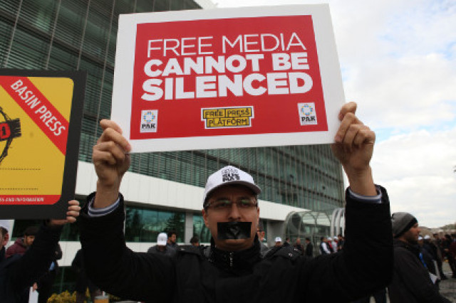В Турции уволили более 400 сотрудников оппозиционных СМИ