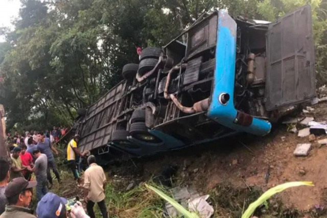 В Мексике туристический автобус упал в овраг
