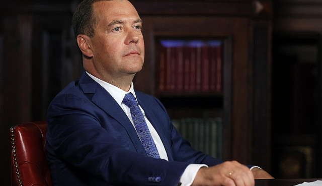 Илон больше не герой: Медведев истерит, что Twitter забанил его твит о Польше
