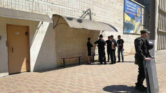 Був напідпитку і не пускав людей: охоронцем укриття поліклініки в Києві зайнялася поліція

