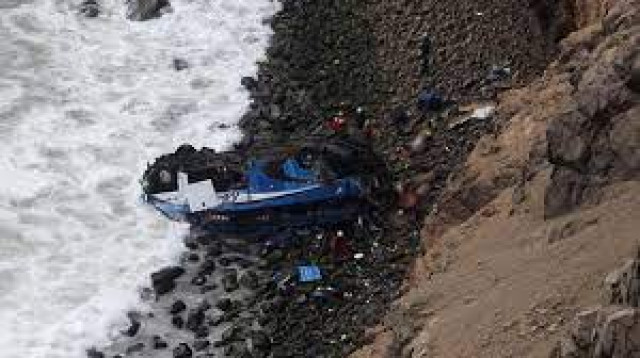 Число жертв падения автобуса в пропасть в Перу возросло до 33 человек

