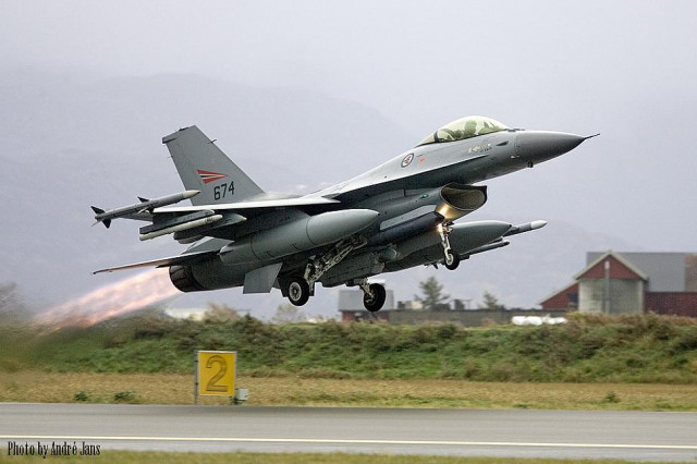 США могут рассмотреть передачу Украине F-16 другими странами – Politico

