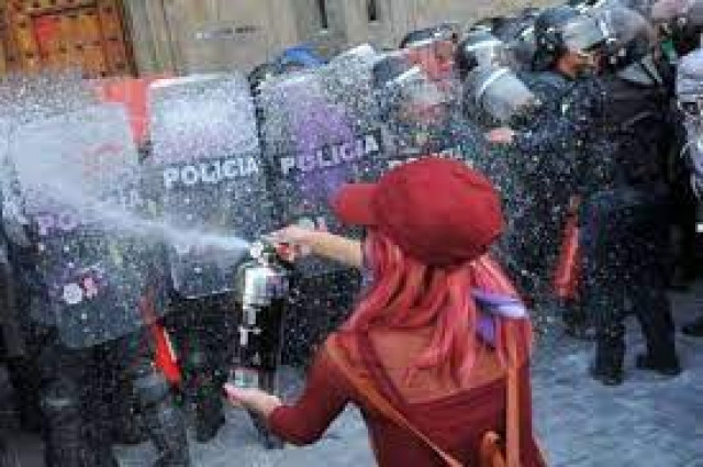 В Мехико феминистки напали на полицейских во время марша против насилия