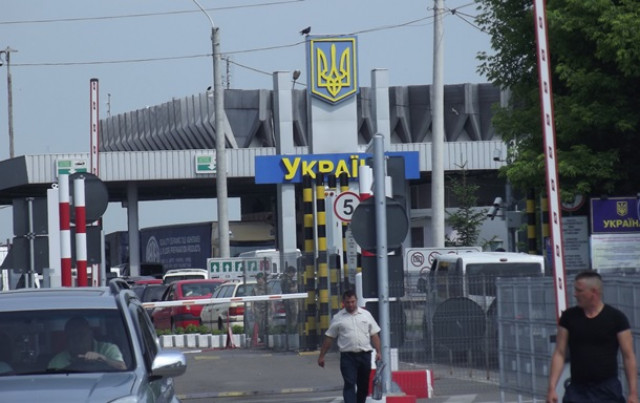 Должникам по ЖКХ готовят запрет на выезд из Украины