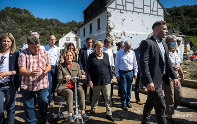 Меркель посетила пострадавшие от наводнения районы
