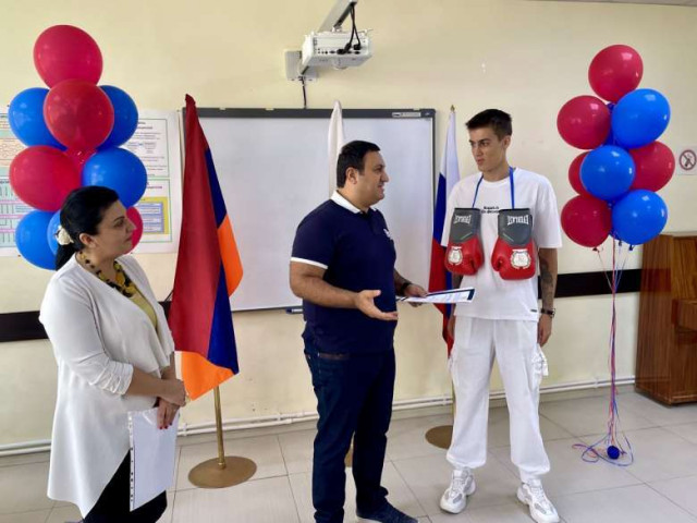 Арман Варданян наградил студента Университета имени Г. В. Плеханова, чемпиона мира по кикбоксингу Роберта Саргсяна
