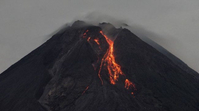 На острове Ява проснулся самый высокий вулкан Индонезии