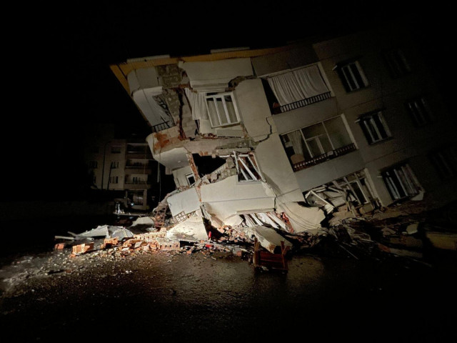 В Турции в результате землетрясения погибли 912 человек

