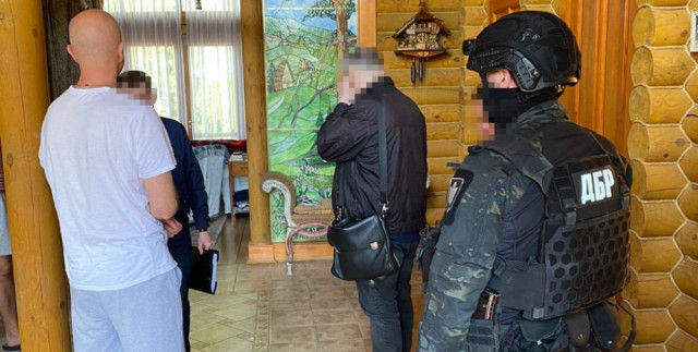 ГБР провело шесть обысков у родственников Медведчука и Козака