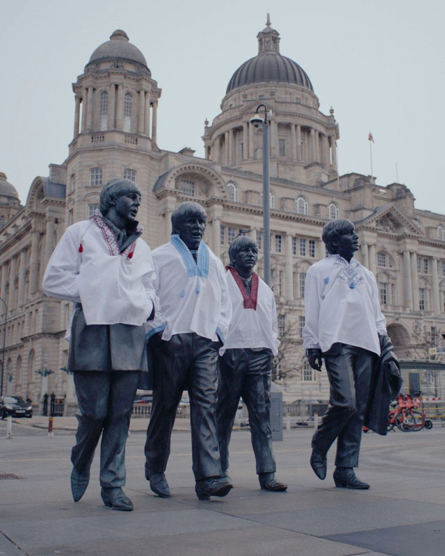 Памятник группе Beatles в Великобритании нарядили в украинские вышиванки
