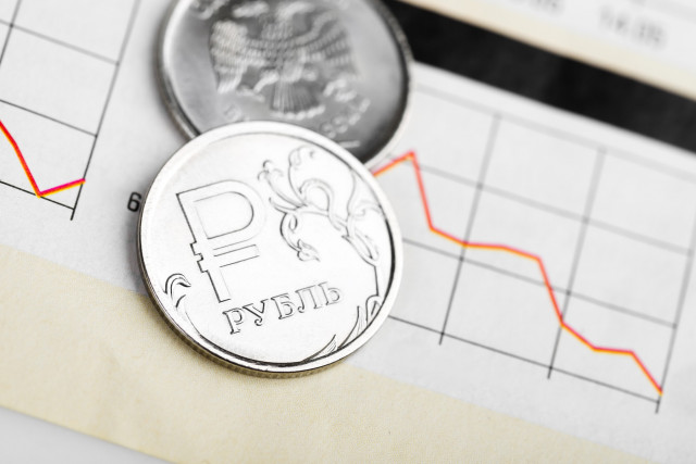 Российский рубль пробил годовой минимум: падение продолжается
