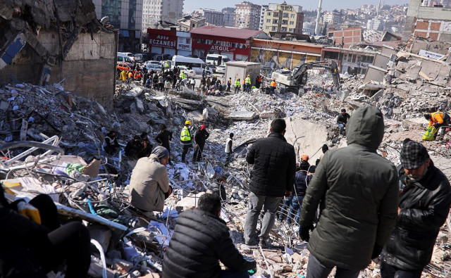 Число погибших в Турции в результате землетрясений превысило 14 тысяч
