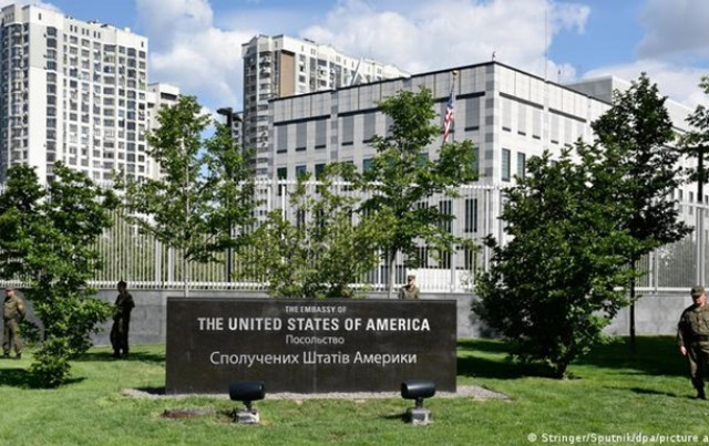 США возвращают посольство в Киев