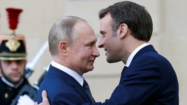 Макрон может лишить Путина наивысшей награды Франции
