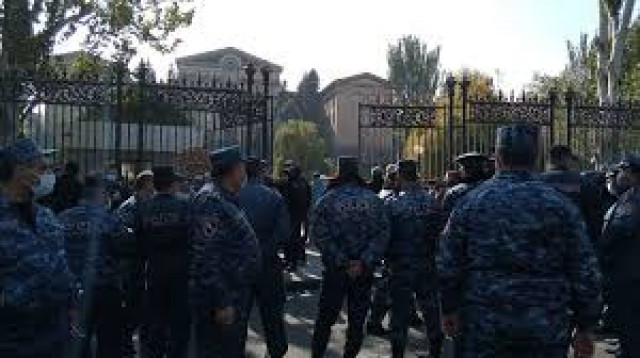 Несколько десятков оппозиционеров задержали на митинге в Армении