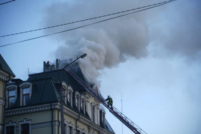 Враг обстрелял Киев: горелое админздание на Подоле

