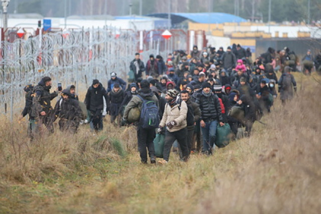 Около 100 мигрантов прорвались в Польшу