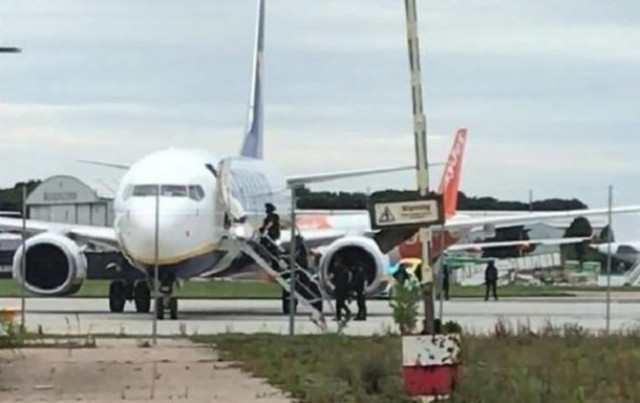 Самолет Ryanair экстренно сел в Лондоне из-за угрозы взрыва на борту
