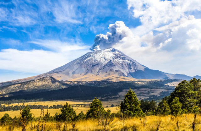 У мережі наростає тривога: 19 вулканів вивергаються на Землі одночасно
