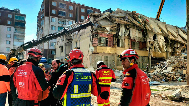 В Турции увеличилось число жертв смертоносного землетрясения (фото)
