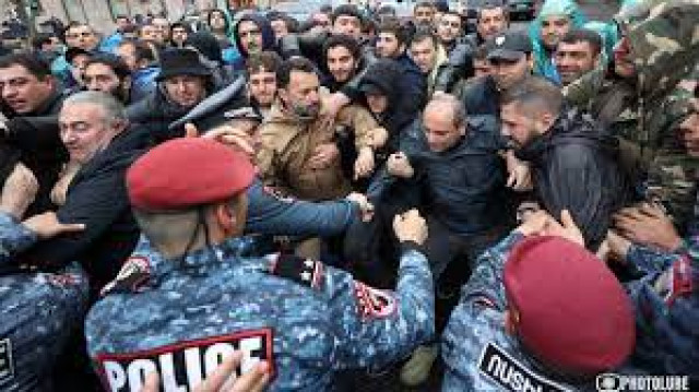 Число задержанных в столице Армении оппозиционеров достигло 414 человек
