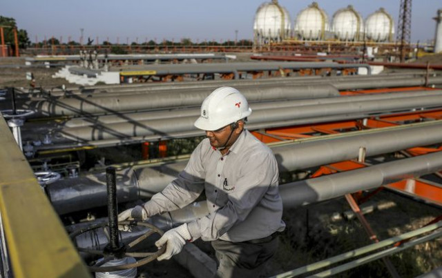 Сингапур помогает России экспортировать нефть. Bloomberg узнал детали
