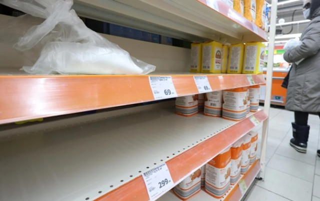 В России скупают сахар, гречку и презервативы
