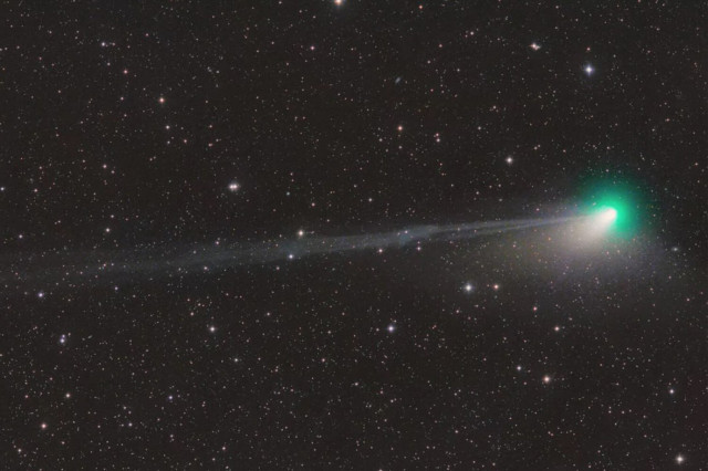 Астрономы заметили, что у летящей к Земле кометы оторвалась часть хвоста
