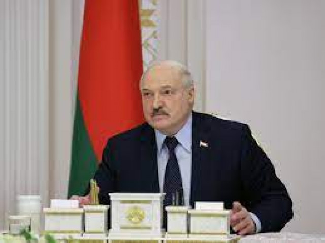 Лукашенко говорит, что не допустит удара в спину России, готов поднимать по тревоге военных
