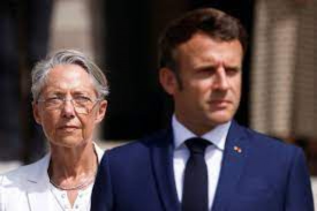Макрон не принял отставку премьер-министра Франции
