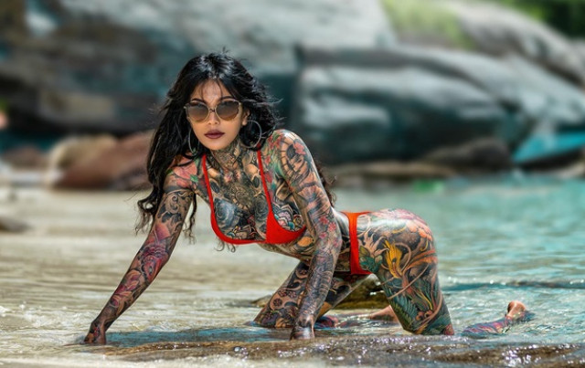 Жительница Таиланда покрыла татуировками 98% тела