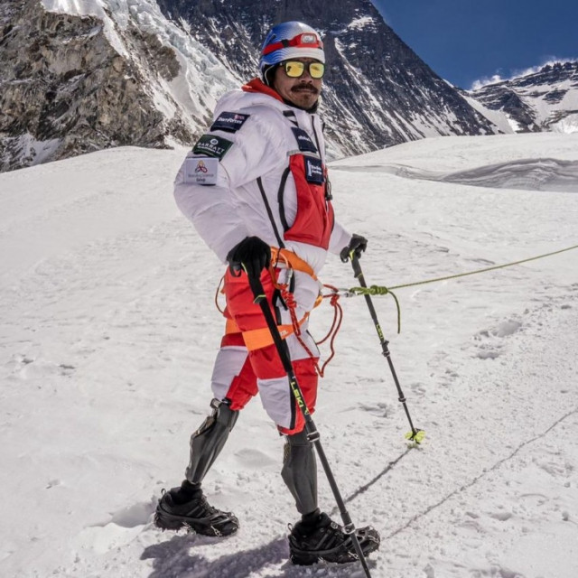 Человек с протезами обеих ног впервые в истории покорил Эверест
