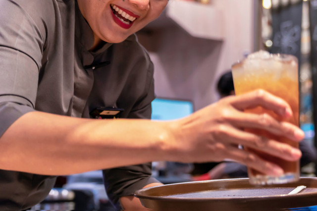 В Японии уволили официантку, добавившую кровь в коктейль клиента
