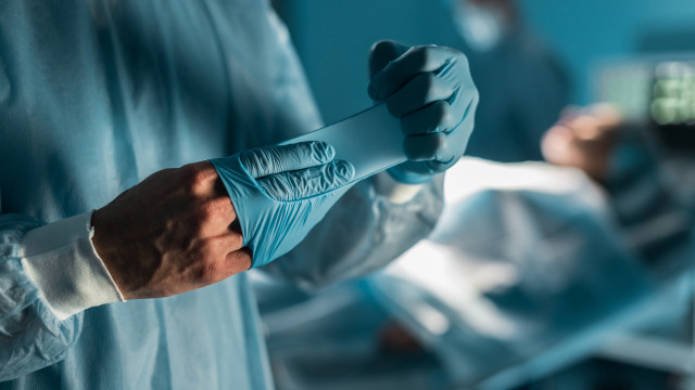 В Германии хирурга уволили, после того как во время операции ему ассистировала уборщица