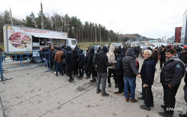 Мигранты на польско-белорусской границе получили первую гумпомощь от ВОЗ