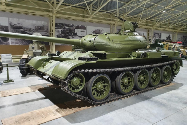 Жданов допустил, зачем РФ снимает с хранения древние танки Т-54 и Т-55

