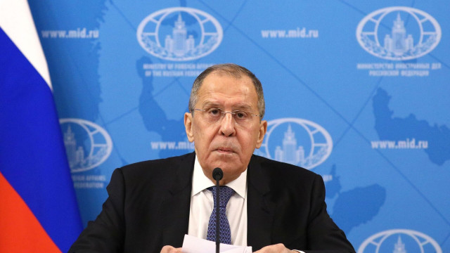 НАТО де-юре участвует в конфликте на Украине, заявил Лавров
