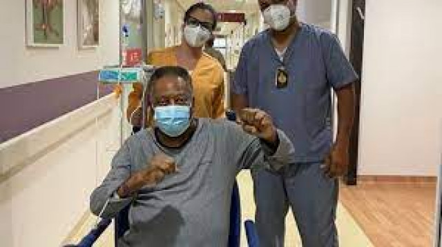 Легендарного футболиста Пеле выписали из больницы после месячной госпитализации
