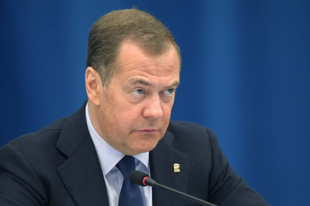 Медведев заявил, что мир болен и может находиться на пороге новой мировой войны
