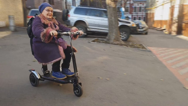 В Барнауле 78-летняя бабушка на электросамокате устроила ДТП
